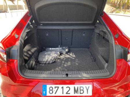 Alternativa familiar, el maletero tiene 570 litros de capacidad e incluye todos los cables necesarios para la recarga 