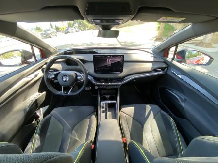 Volante de excelente tacto, incluye las levas para la frenada regenerativa 