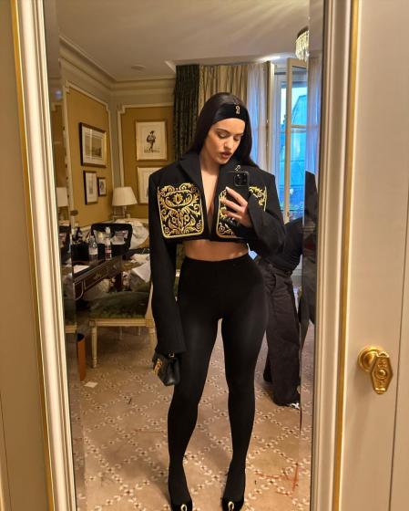 Rosalía con un traje de inspiración torera para asistir al desfile de Schiaparelli