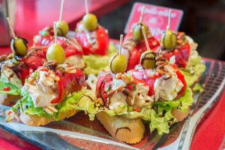 Los pinchos son uno de los grandes atractivos de la capital vasca