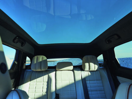 El techo panorámico de cristal de 1 m2 permite una luminosidad sin precedentes