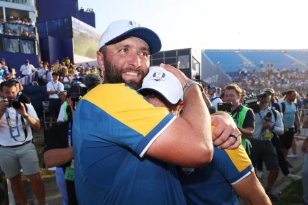 Jon Rahm, el de Barrika, se abraza a Rory McIlroy este domingo en el Club de Golf de Marco Simone