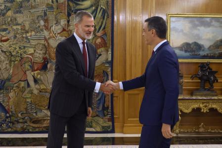 Pedro Sánchez saluda al rey Felipe en Zarzuela