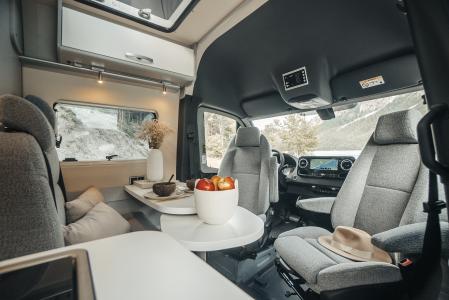 Los asientos delanteros son giratorios, de modo que se pueden encarar hacia la zona comedor 