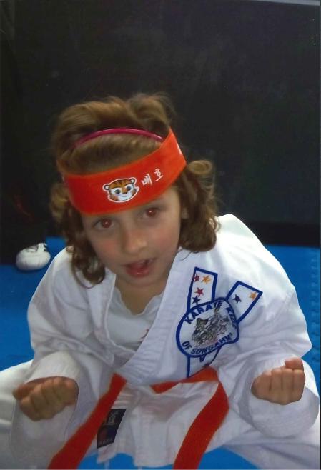Nora González, a sus cinco años, taekwondoka