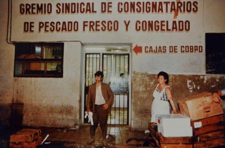 Una estampa típica de los últimos años de funcionamiento del antiguo Mercat del Peix