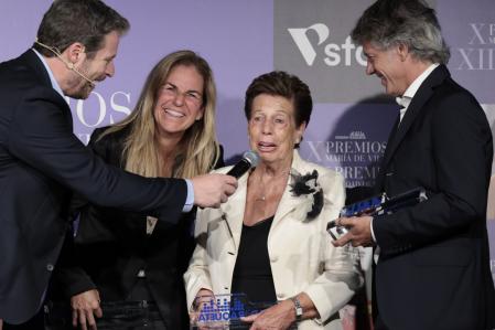 La familia Sánchez Vicario posa unida ante los fotógrafos