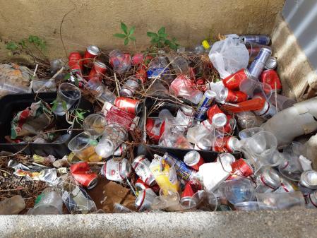 Jardinera vertedero en la la Plaça de la Igualtat de Corbera de Llobregat.