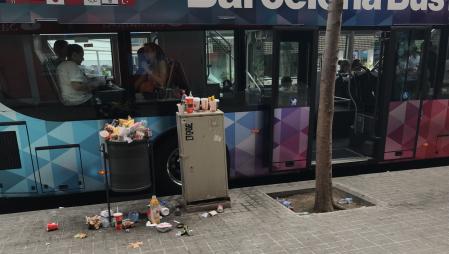 Papelera a rebosar en la calle Urgell de Barcelona.
