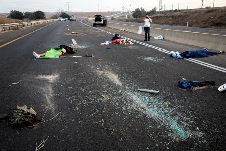 Fotografía que muestra varios muertos esparcidos a lo largo de una carretera tras la infiltración masiva de pistoleros de Hamas desde la Franja de Gaza, en la zona de Sderot, al sur de Israel