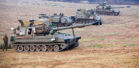 Tanques israelíes cerca de la frontera con el Líbano, este domingo (JALAA MAREY / AFP)