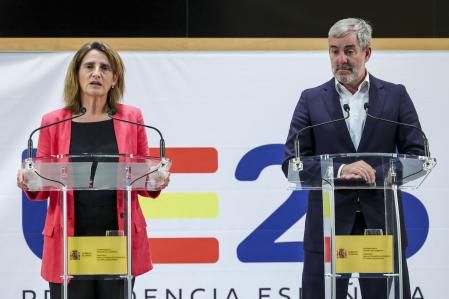 La vicepresidenta tercera y ministra para la Transición Ecológica y el Reto Demográfico en funciones, Teresa Ribera y el presidente de Canarias, Fernando Clavi