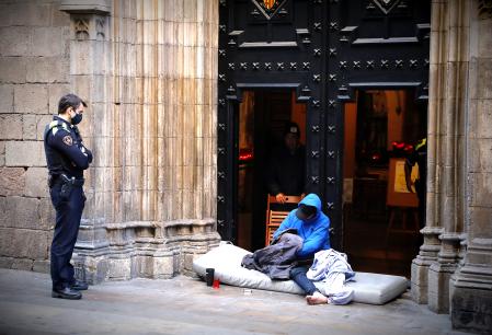 28 - 10 - 2021 / Barcelona / Guardia Urbana invita a indigente a abandonar la puerta de una iglesia de calle ferran donde ha pasado la noche / Foto: Llibert Teixido