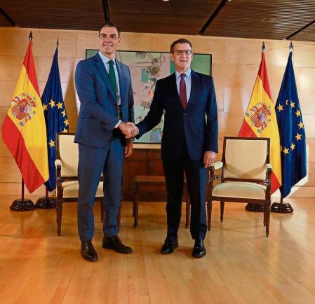Pedro Sánchez, presidente del Gobierno en funciones, y Alberto Núñez Feijóo, líder del Partido Popular, han mantenido en la tarde de este lunes una reunión en el marco de la ronda de contactos del líder socialista para allanar el camino a su investidura. Foto Emilia Gutiérrez 09/10/2023