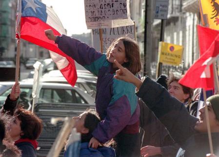 Manifestantes protestan ante The London Clinic, donde convalecía Pinochet, en octubre de 1998