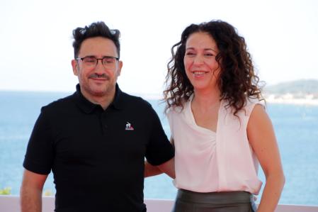 J. A. Bayona y la productora Sandra Hermida