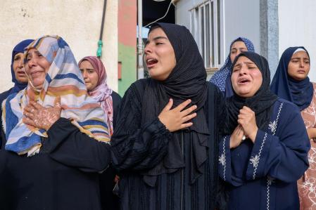 Mujeres palestinas lloran durante un funeral por las víctimas de un bombardeo israelí sobre la ciudad de Jan Yunis, en Gaza