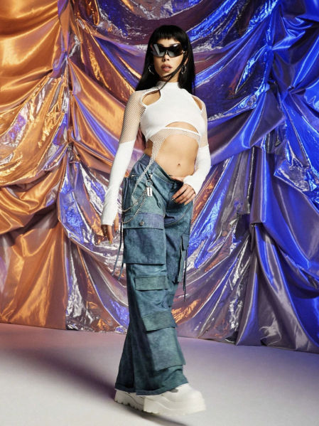 Danna Paola con los jeans cargo desmontables de su colección para Shein