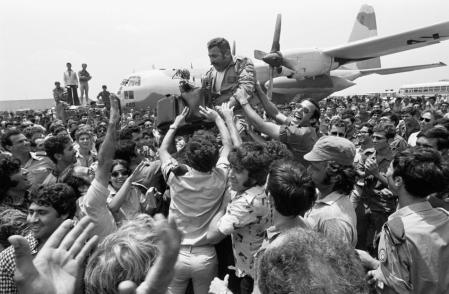 Pasajeros del avión secuestrado y desviado a Entebbe levantan al piloto israelí que lideró el rescate, 4 de julio de 1976