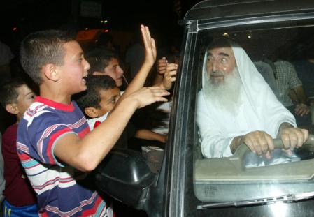 El jeque Ahmed Yassin, fundador de Hamas, jaleado en Gaza en 2003