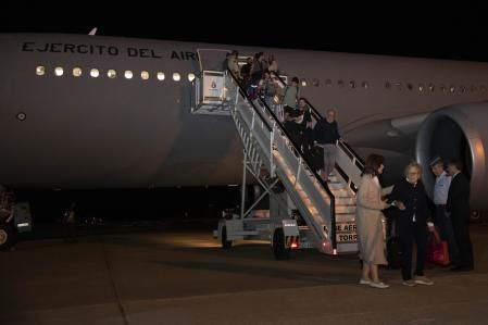 El primer avión militar de Defensa que trasladó ayer a 200 españoles y ciudadanos de la Unión Europea y de otros países, aterrizó en la madrugada de este miércoles