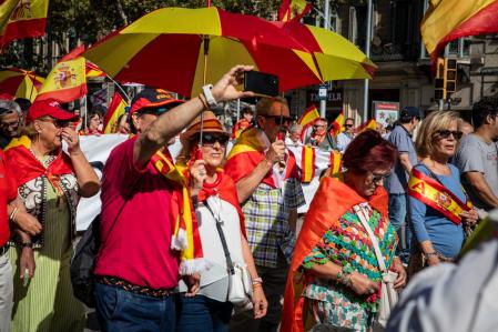 Algunos de los manifestantes protegiéndose del sol