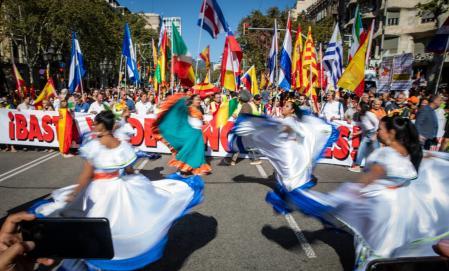 Un grupo de bailarinas latinoamericanas en el paseo de Gràcia