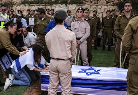 Funeral por un soldado franco-israelí fallecido en el kibutz Beeri
