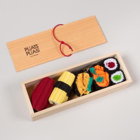 La caja “Pleats please” simula una bento box, de Miyake, 2018