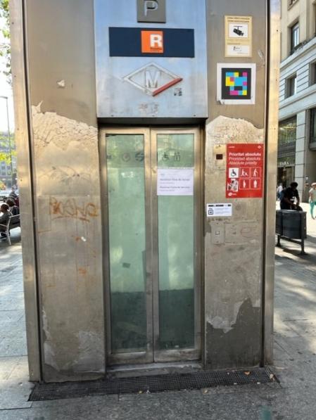 Ascensor de plaza Catalunya echo un asco.