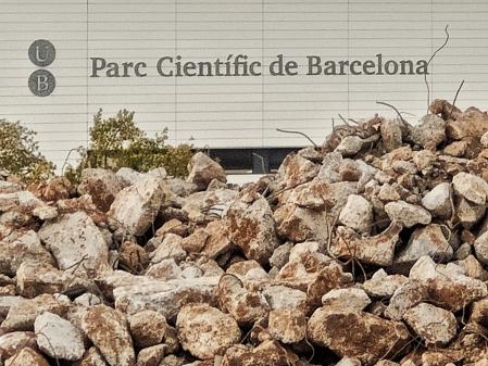 Escombros de las obras del Camp Nou cerca del Parc Científic de Barcelona.