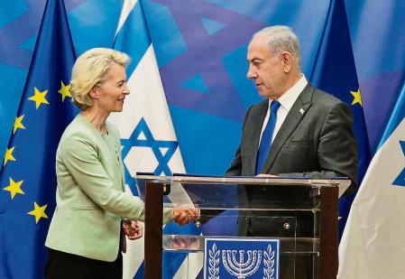 TEL AVIV (ISRAEL), 13/10/2023.- La presidenta de la Comisión Europea, Ursula von der Leyen (i), durante su reunión con el primer ministro israelí, Benjamín Netanyahu, tras la cual se mostró convencida este viernes de que la respuesta de Israel a los ataques de Hamás mostrarán que 