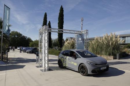 Los ensayos realizados por periodistas especializados demostraron que sería posible recorrer hasta 725 km con una carga de batería&nbsp;