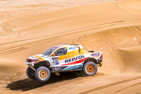 El Hileux T1+ que Isidre Esteve empleó ya el año pasado en Marruecos y Arabia es 20 cm más ancho, lo que junto con el mayor diámetro de rueda, le proporciona una enorme estabilidad