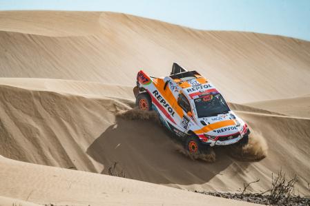 El Hileux T1+ que Isidre Esteve empleó ya el año pasado en Marruecos y Arabia es 20 cm más ancho, lo que junto con el mayor diámetro de rueda, le proporciona una enorme estabilidad