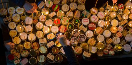 Miles de tarros de miel han sido “santificados” en una iglesia durante una liturgia