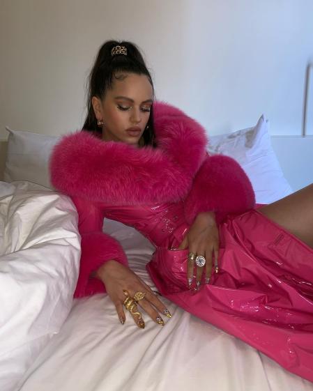 Rosalía con el abrigo rosa de Saks Potts en julio de 2019