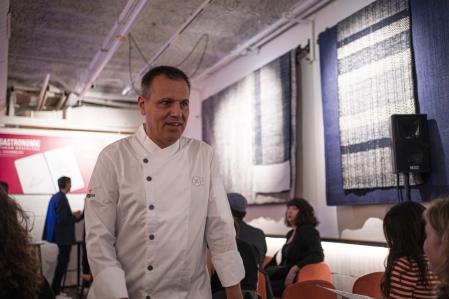 Oriol Castro, que hoy hacía de anfitrión en su restaurante Compartir de Barcelona