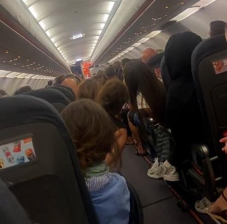 Los pasajeros venían de otro vuelo con retraso y un cambio de avión