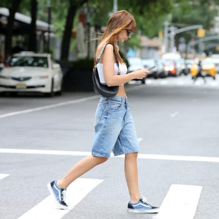La modelo Emily Ratajkowski con el modelo Vans Old Skool
