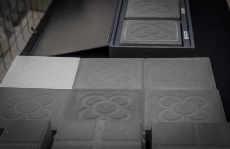 17 - 10  - 2023 / Barcelona /  Instalacion de nuevos panots mas porosos en calle Almogavers  / Foto: Llibert Teixidó