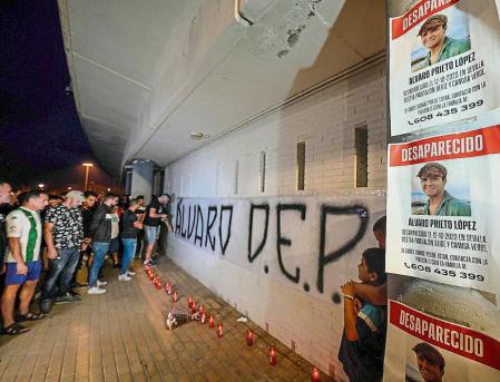 CORDOBA, 16/10/2023.- Homenaje en el estadio de El Arcangel para Álvaro Prieto al joven futbolista del Córdoba de categoría juvenil, que llevaba en paradero desconocido desde el 12 de octubre y que ha sido encontrado sin vida esta mañana en Sevilla. EFE/Rafa Alcaide