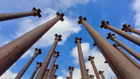 Escultura de columnas creada por Jan Baca.