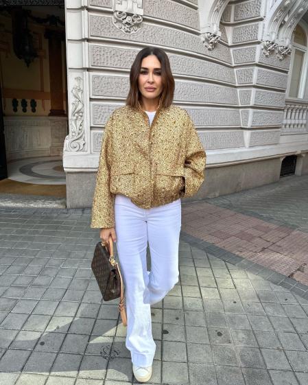 Vicky Martín Berrocal con la chaqueta dorada de Zara