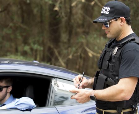 Un agente de tráfico impone una multa a un conductor