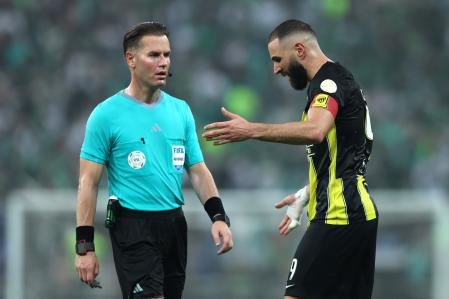 Karim Benzema se dirige al árbitro durante un reciente partido con su club, el saudí Al Ittihad, en Yida