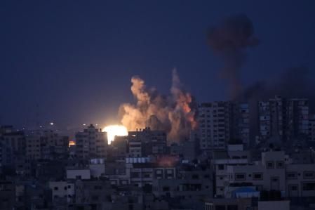La fotografía original difundida por Getty de un bombardeo isarelí en Gaza el pasado 12 de octubre.