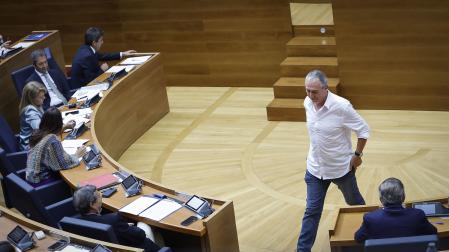 El síndic de Compromís en Les Corts, Joan Baldoví, tras una intervención en la tribuna.
