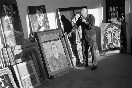 PPablo Picassocon el 'Autorretrato' de Miró que conservó durante toda su vida en su colección