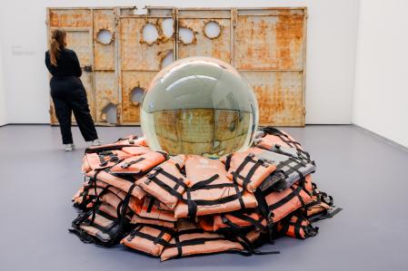 Una de las obras de Ai construidas a partir de chalecos salvavidas de refugiados